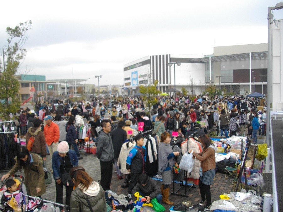 越谷レイクタウン駅前広場 リサイクルマン